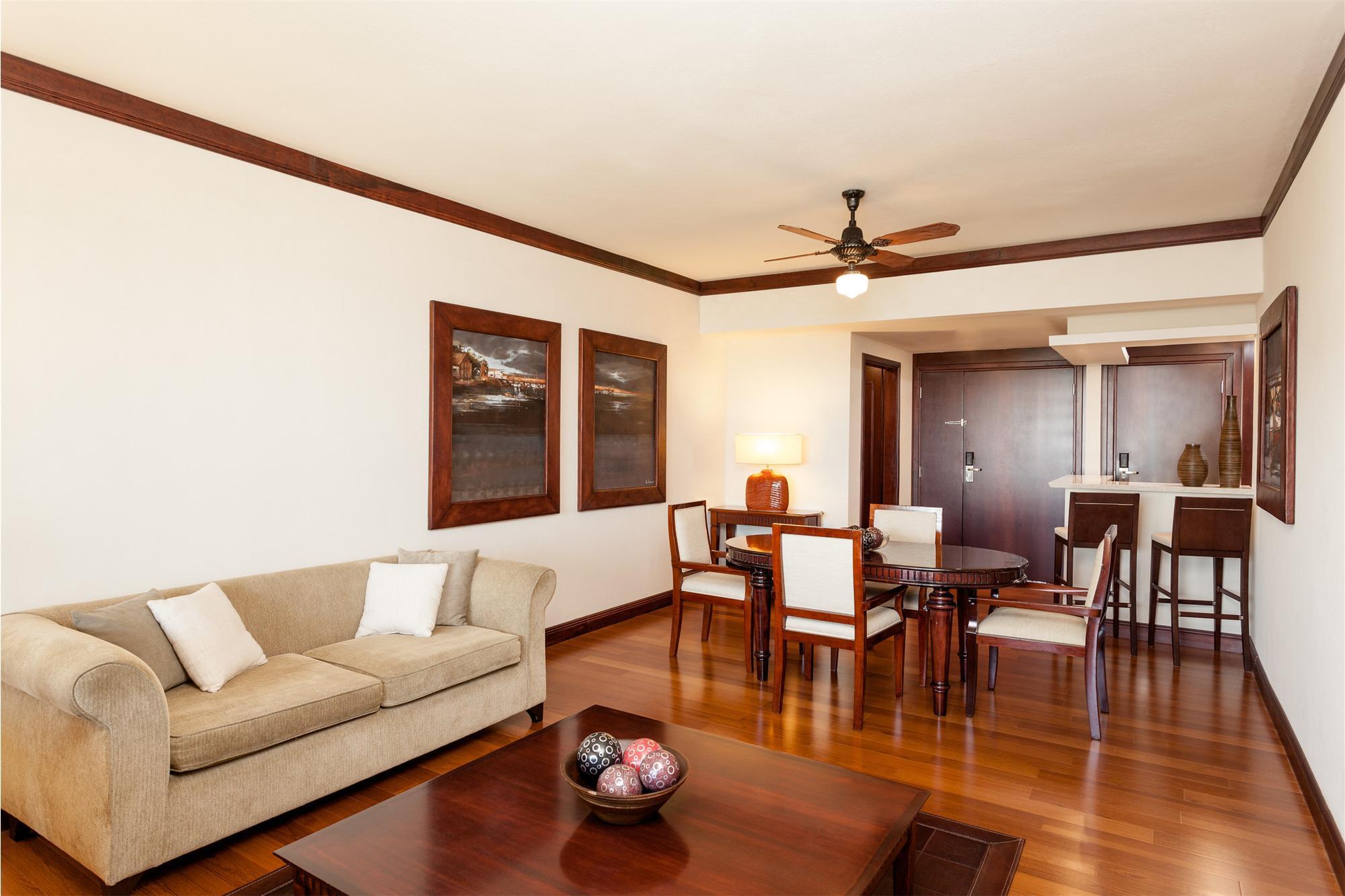 Sheraton Colonia Golf & Spa Resort Колонія-дель-Сакраменто Екстер'єр фото A living room with a ceiling fan
