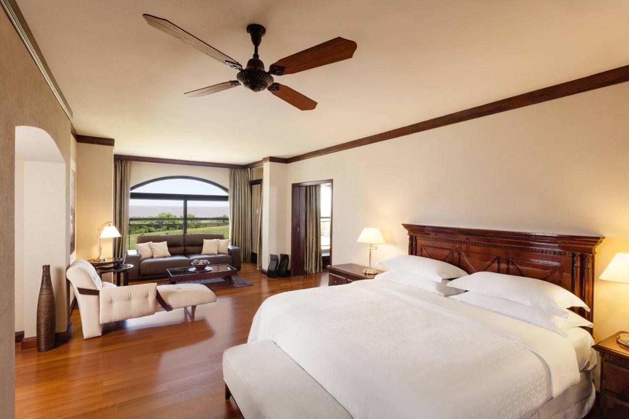 Sheraton Colonia Golf & Spa Resort Колонія-дель-Сакраменто Екстер'єр фото A guest room at the Four Seasons Hotel