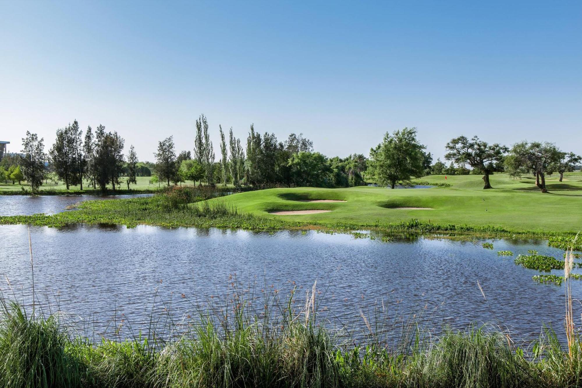 Sheraton Colonia Golf & Spa Resort Колонія-дель-Сакраменто Екстер'єр фото Golf course in the city
