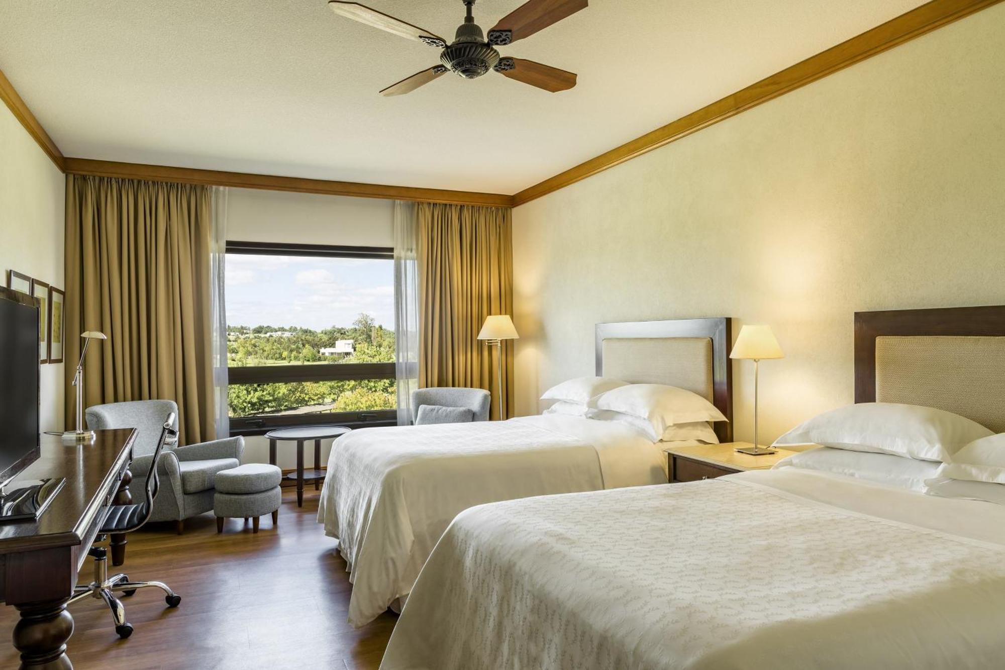 Sheraton Colonia Golf & Spa Resort Колонія-дель-Сакраменто Екстер'єр фото A guest room at the Hilton San Diego Bayfront