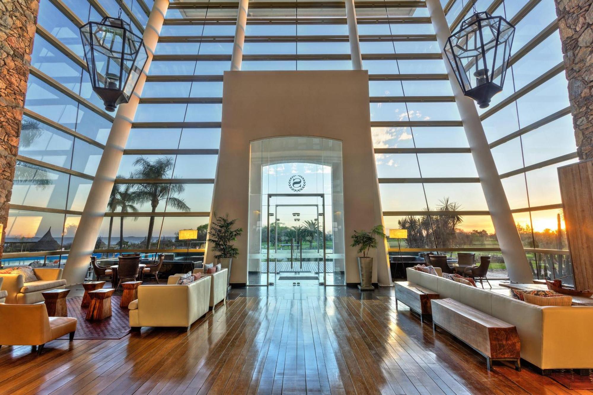 Sheraton Colonia Golf & Spa Resort Колонія-дель-Сакраменто Екстер'єр фото The interior of the airport's VIP lounge
