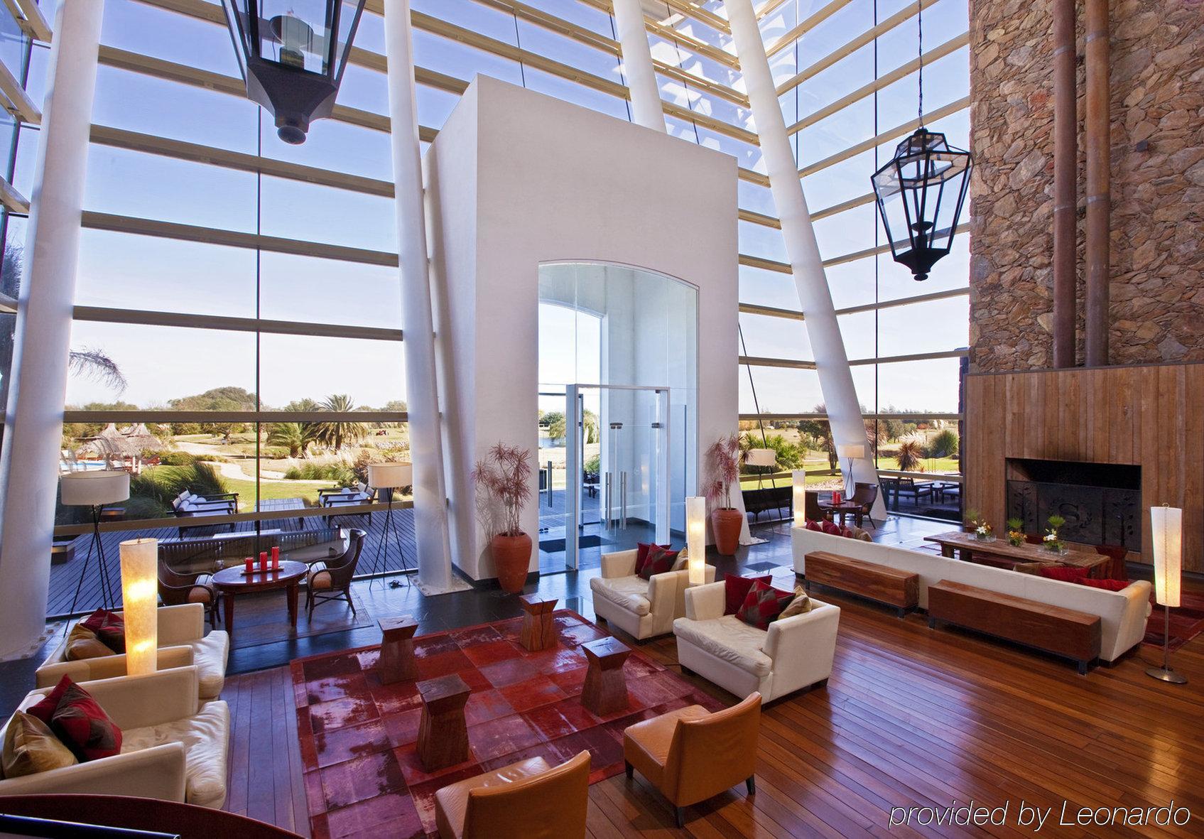 Sheraton Colonia Golf & Spa Resort Колонія-дель-Сакраменто Інтер'єр фото Interior of the clubhouse